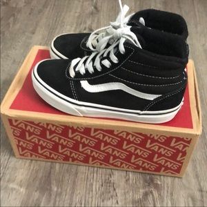 Kids cans shoes. Size 1.